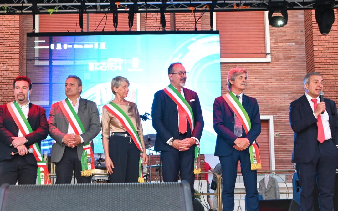 Notte Rossa a Maranello. Zironi e i sindaci CdM lanciano Italian Motor Week. “Un dovere lavorare insieme per valorizzare un patrimonio unico al mondo”.