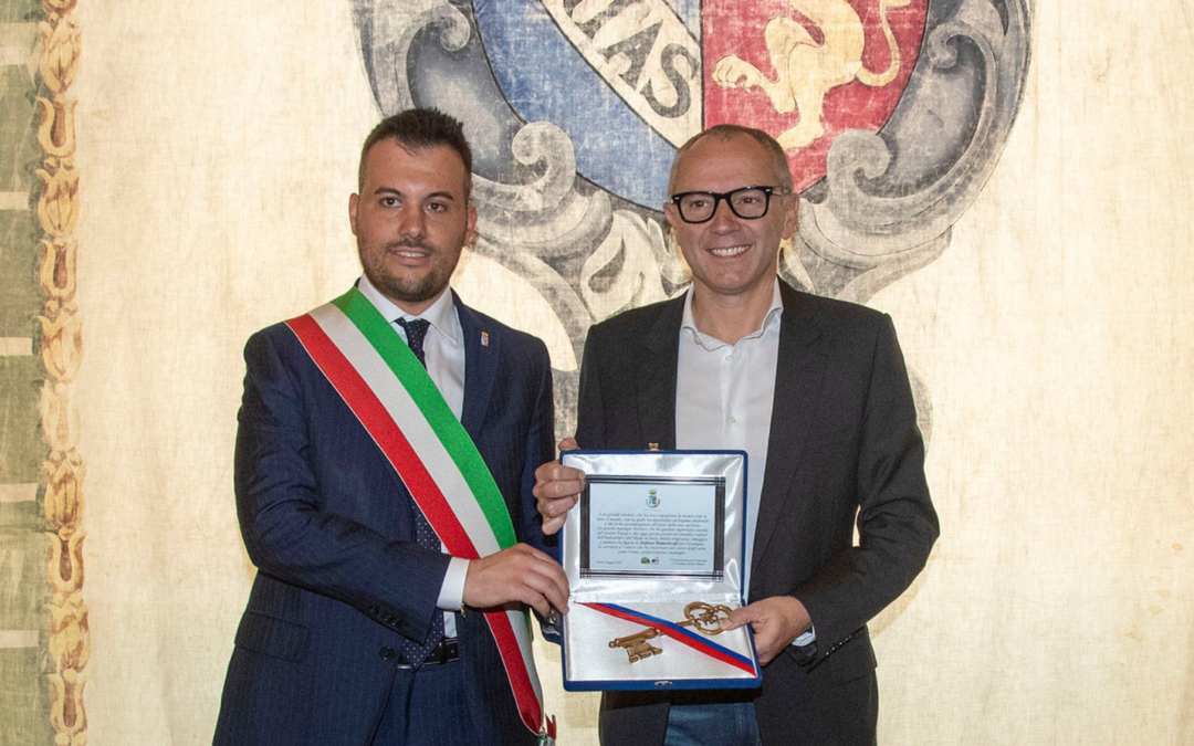 Imola. Sindaco Panieri consegna a Stefano Domenicali la Chiave della Città. “Grande uomo e manager che porta nel mondo i valori dell’italianità”.