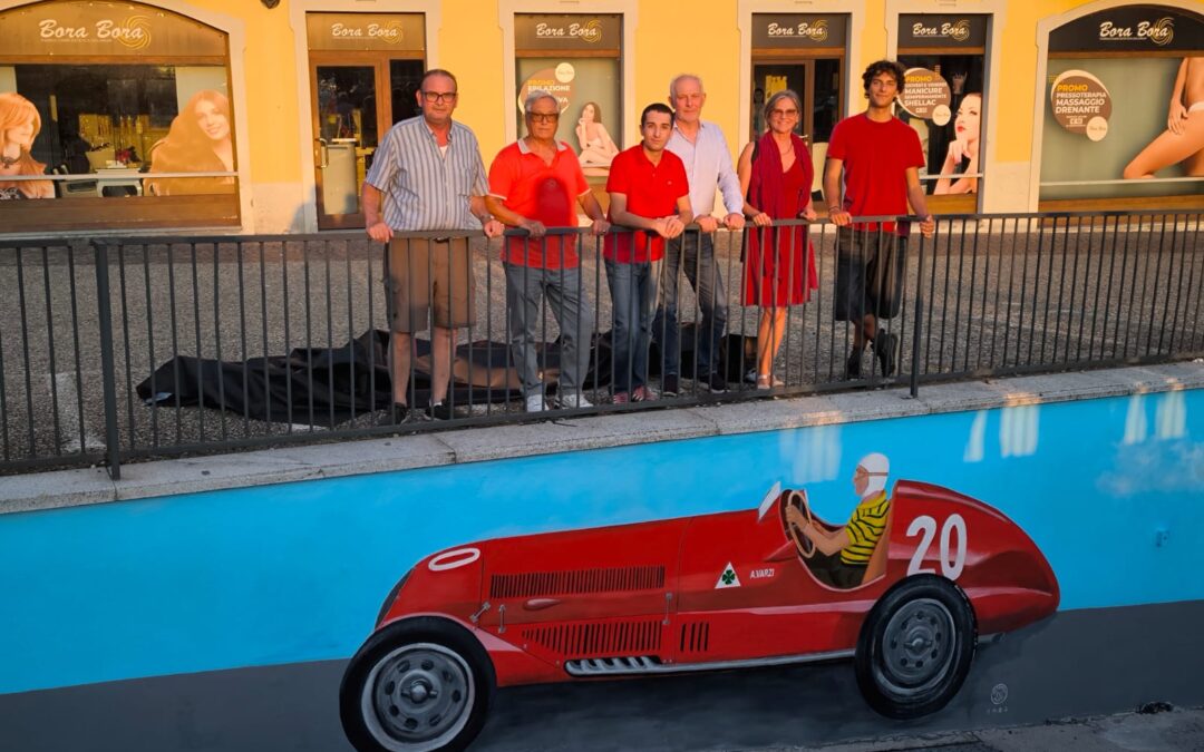 IMW 25. A Galliate si inaugura il murale dedicato a Varzi. Garzulano:” Grande interesse per nostro patrimonio motoristico e culturale”.